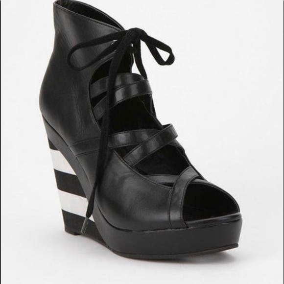 Deena & Ozzy Black Wedges with Striped Heel sz 9 - Picture 1 of 2